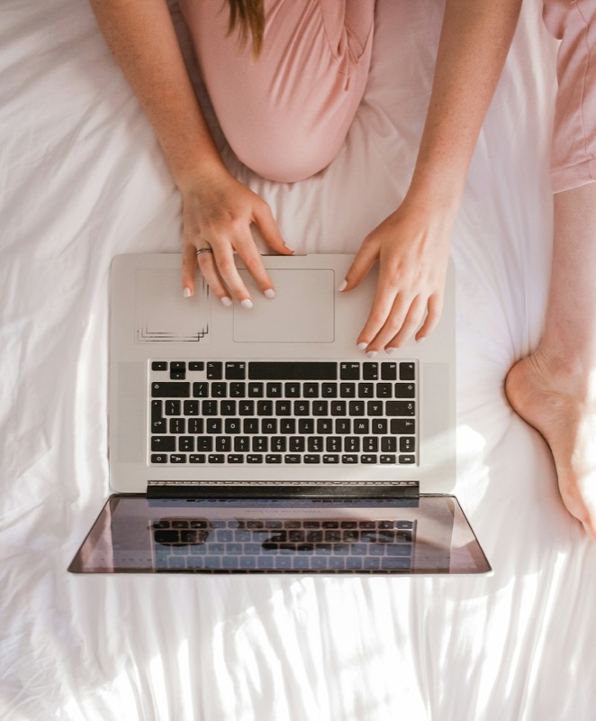 Creadora latinoamericana trabajando con privacidad y herramientas profesionales — Libre Models.